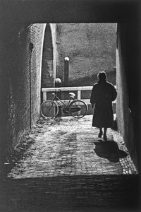 853952 Gezicht in het wed naar de Twijnstraat aan de Werf te Utrecht, met links de Vollersbrug over de Oudegracht.